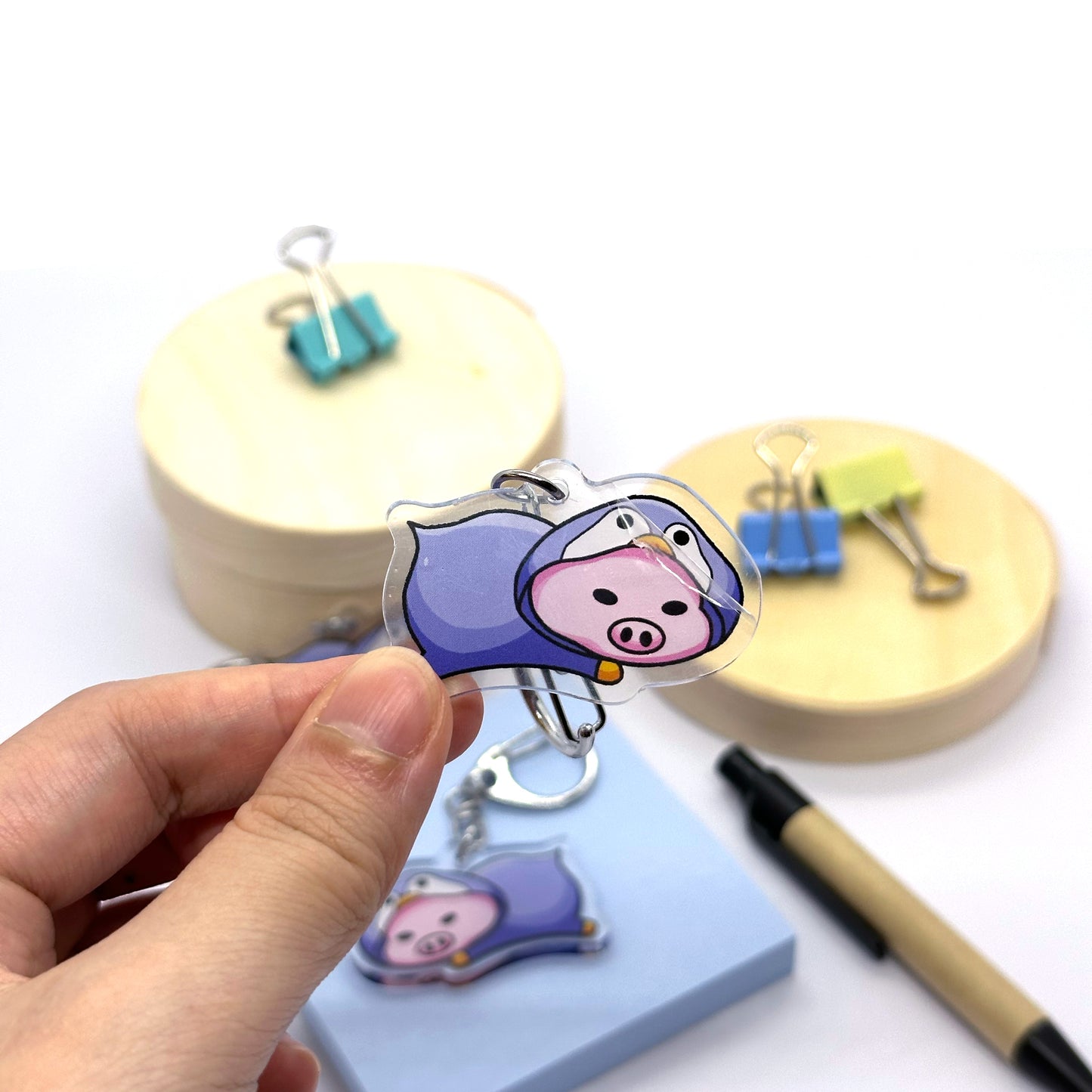 'Chilling Pigs' - Penguin Keychain